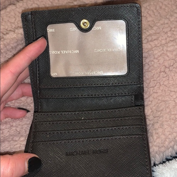 Authentic Michael Kors Wallet - Picture 2 of 4